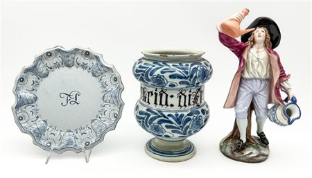 Manifatture diverse. Lotto composto da un albarello in maiolica dipinta in blu