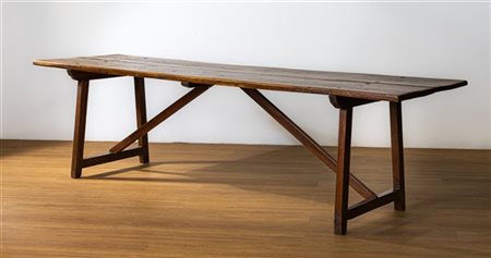 Grande tavolo a cavalletto in legno dolce con gambe riunite da traverse (cm 294