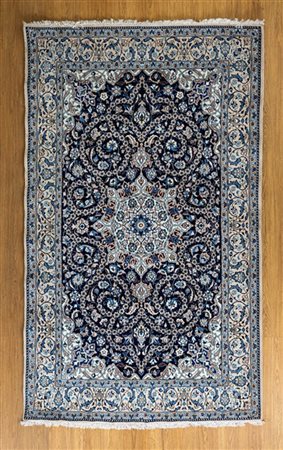Tappeto Nain, Persia, secolo XX Annodato in lana e seta. Decoro con medaglione