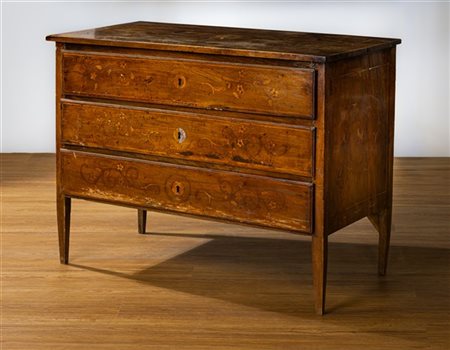 Cassettone in noce con fronte a tre cassetti, decorazione ad intarsio floreale,