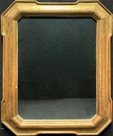 Specchiera con cornice a vassoio in legno dorato e fascia decorata da bulinatur