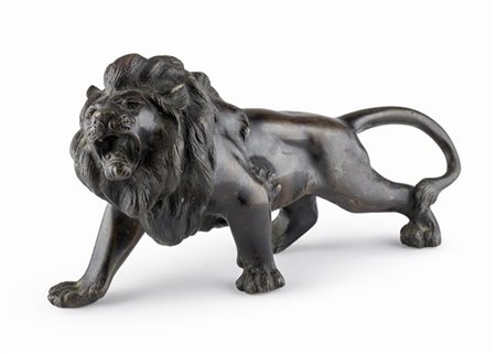 Arte del secolo XX. Scultura in bronzo raffigurante leone a tutto tondo (cm 14x