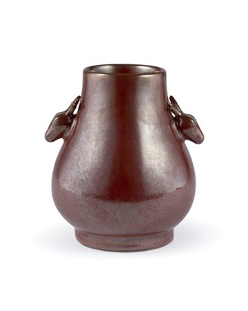 Vaso di forma Hu in porcellana smaltata a lustro rosso, con manici a forma di t