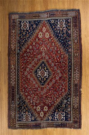 Tappeto Shiraz, Persia, secolo XX. Decoro con piccolo medaglione romboidale a f