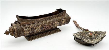 Arte tibetana, secolo XIX. Lotto composto da bruciaincenso in metallo inciso e