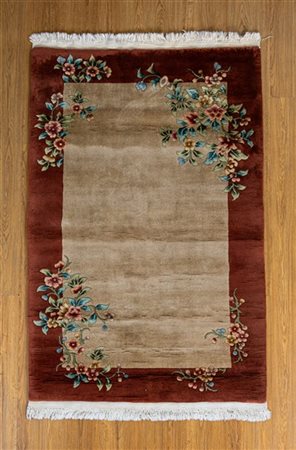 Tappeto Cina, recente manifattura. Decoro floreale su fondo beige, bordura colo