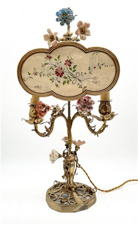 Lampada d'appoggio in bronzo e lamierino dorato a due luci con decorazione flor