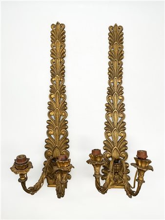 Coppia di applique a due luci in bronzo dorato a palmette e bracci a volute di