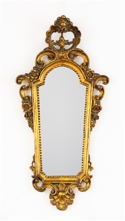 Specchiera in legno intagliato, traforato e dorato a volute e fiori. Secolo XIX