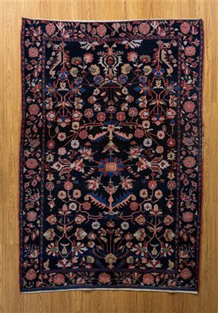 Tappeto Malayer, Persia, secolo XX. Decoro con due vasi contrapposti da cui si