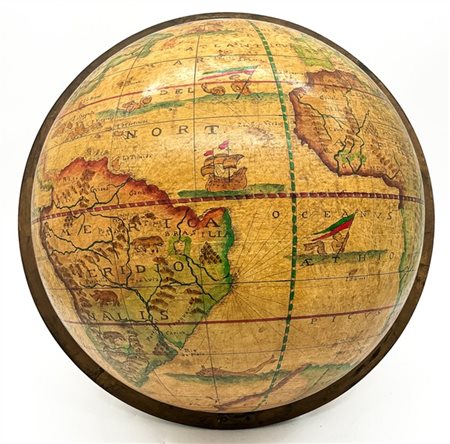 Antico globo terrestre in metallo rivestito in carta dipinta (d cm 46) (difetti