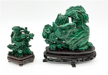 Due sculture orientali in malachite raffiguranti rispettivamente gallo e Guanyi