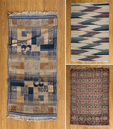 Lotto di tre tappeti. Uno meccanico con decoro Boukhara (cm 200x140), uno pezzo