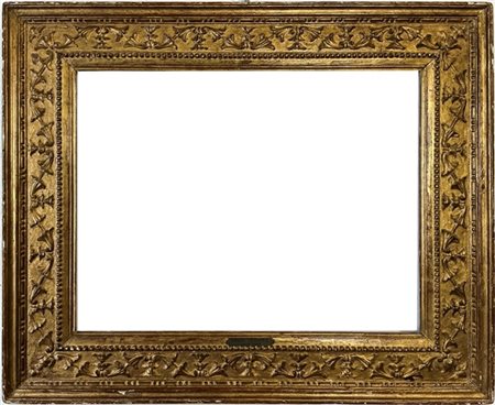 Cornice a cassetta in legno intagliato e dorato con fascia a motivi fogliati e