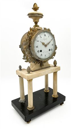 Lepaute H.ger du Roi e Coteau
Orologio a portico in alabastro e bronzo dorato.