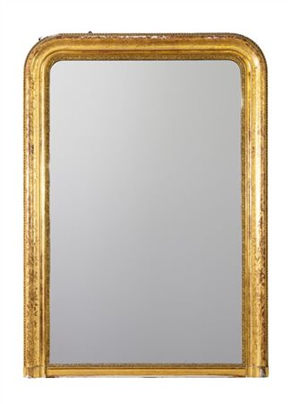 Caminiera con cornice in legno dorato e pastiglia con decori fitomorfi incisi.