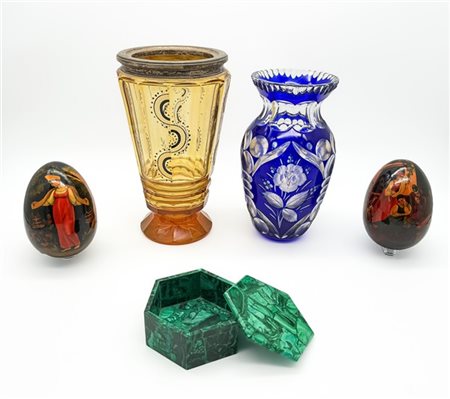Lotto composto da una scatola esagonale in malachite, due vasi diversi in vetro