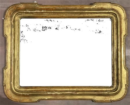 Specchiera con cornice a vassoio in legno dorato. Secolo XIX (cm 110x90) (difet