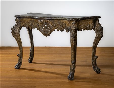 Console in legno intagliato e dorato a mecca, gambe mosse e grembiale decorati