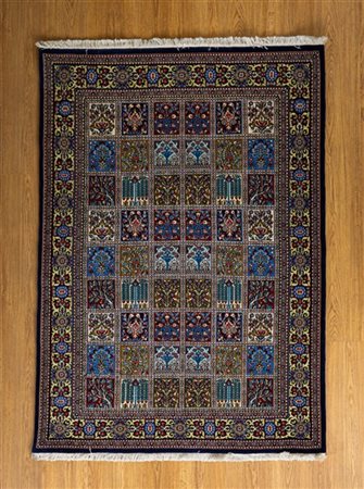 Tappeto Qum, Persia, secolo XX. Decoro a riserve quadrate con motivi floreali e