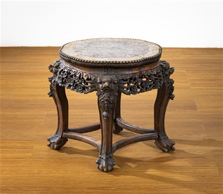Tavolino da salotto in legno traforato. Cina, secolo XX (d cm 53, h cm 47) (dif