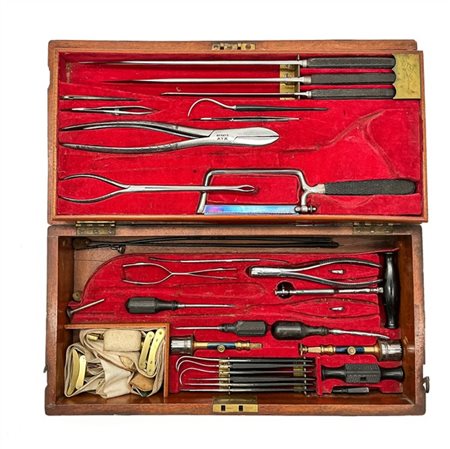 Cassetta in mogano e ottone contenente diversi strumenti medico-chirurgici, alc
