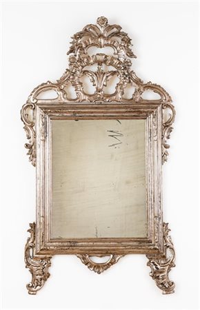 Specchiera in legno intagliato e argentato con fregi e cimasa traforati a volut