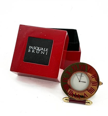CARTIER
Orologio da viaggio con cassa in ottone e smalto bordeaux, quadrante bi