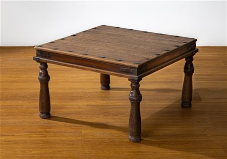 Piccolo tavolo di forma quadrata in legno con borchie. India, fine secolo XIX (