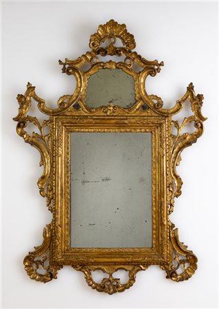 Specchiera con cornice in legno intagliato e dorato, fregi applicati sagomati e