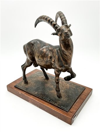 Ernesto Ornati "Stambecco" scultura multiplo in bronzo su base in legno, h tot c