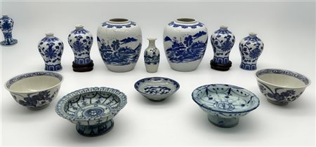 Lotto composto da dodici diverse bottiglie e ciotole in porcellana e ceramica d