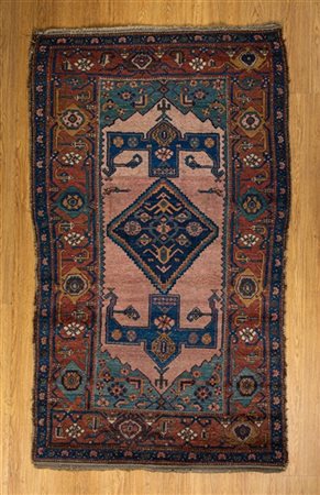 Tappeto Serabend, Persia, secolo XX. Decoro con medaglione romboidale a fondo b