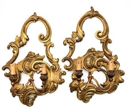 Coppia di applique a due luci realizzate con antichi fregi in legno intagliato,