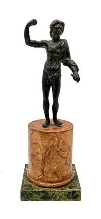 Antica scultura di guerriero in bronzo (h cm 13) su base a semicolonna in legno