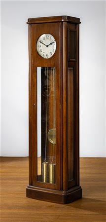 Orologio a cassalunga con struttura in noce e vetro. Quadrante a numeri arabi,