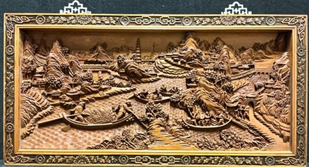 Bassorilievo in legno intagliato a paesaggio fluviale con figure e pagode in co