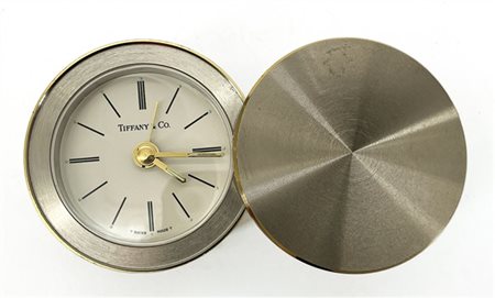 TIFFANY & Co.
Sveglia da viaggio in acciaio con profili in ottone, quadrante co