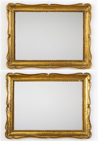 Coppia di specchiere con cornice a vassoio in legno dorato con decorazione inci