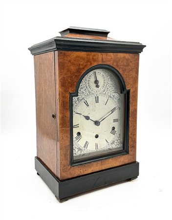 Kienzle
Orologio d'appoggio in legno con cassa di forma parallelepipeda in legn