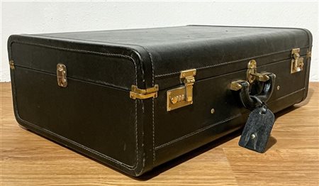 PRADA
Valigia in vernice nera, profili in cuoio, dettagli in metallo color oro,