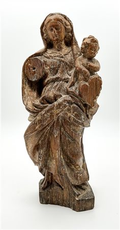 Scultore del secolo XVIII. Madonna col Bambino in legno intagliato e tracce di