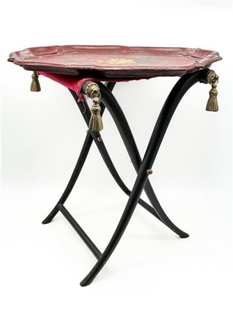 Vassoio di forma sagomata in legno dipinto e laccato a motivi floreali (cm 60x5