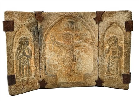 Antico bassorilievo in pietra montato a trittico raffigurante Cristo in croce t