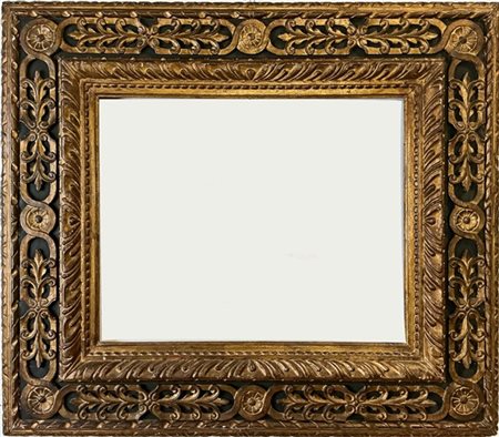 Antica cornice in legno intagliato, laccato e dorato a motivi stilizzati (cm 87