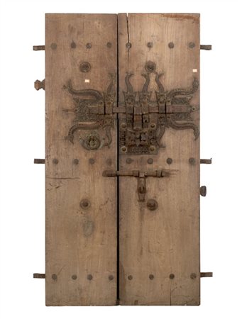 Coppia di battenti di porta con serratura a forma di tridente. 
India del Sud,