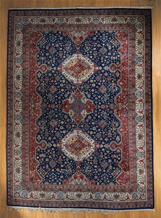 Tappeto romeno, secolo XX. Decoro con tre medaglioni su campo blu cosparso di r
