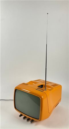 Angelo Mangiarotti Televisore portatile arancione. Produzione Radiomarelli, Mila