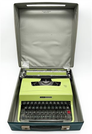 Olivetti Macchina da scrivere modello "Lettera 32". Ivrea, anni '60. In custodia