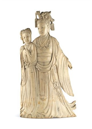 Placca in avorio scolpito con Guanyin e figura femminile, raffigurate con elega